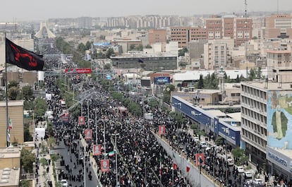 Miles de personas asisten a la procesión fúnebre en Teherán, este sáabdo.