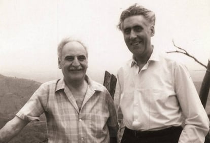 Ayala, a la izquierda, posa con Ricardo Gullón en Puerto Rico en la década de los cincuenta.