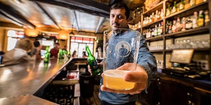 Culín de sidra asturiana. En el Principado se producen más de 40 millones de botellas al año, el 80% de la que se consume en España.