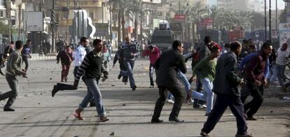 Manifestantes egipcios huyen de la policía durante una protesta en Suez