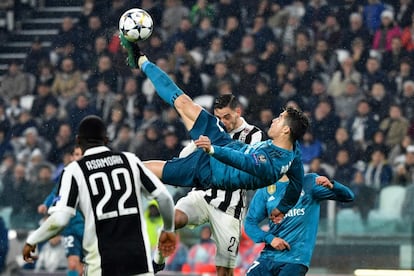 El delantero portugués Cristiano Ronaldo marca un gol de chilena durante el enfrentamiento entre el Real Madrid y el Juventus en los cuartos de final de la Champions League, el 3 de abril de 2018.