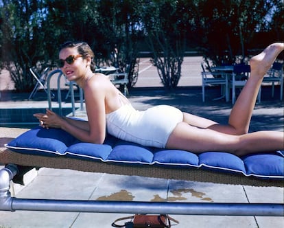 Gene Tierney tomando sol em 1940. Foi considerada "a mulher mais bela do mundo".