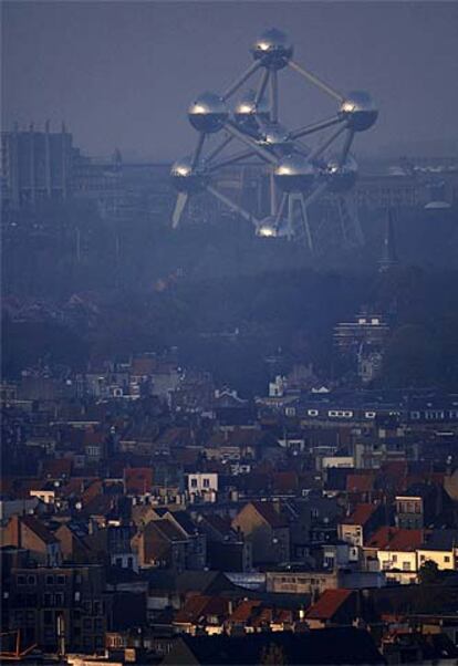 Con sus 102 metros de altura, el Atomium emerge poderoso en el perfil arquitectónico de la  capital belga.