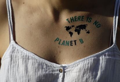 Detalle del tatuaje de una joven que lee "No hay planeta B"  en Belgrado, Serbia. 