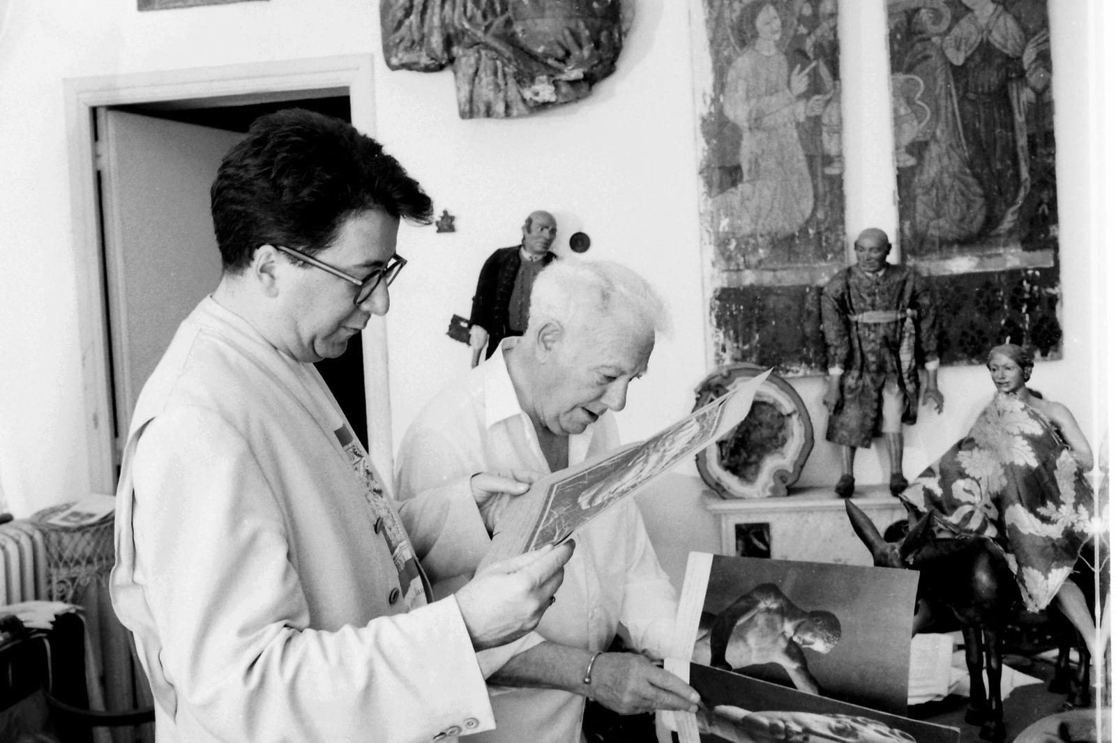 Luis Antonio de Villena junto a Julio Aumente en casa de este, durante los años noventa del siglo pasado, en una foto distribuida por la editorial Cántico.
