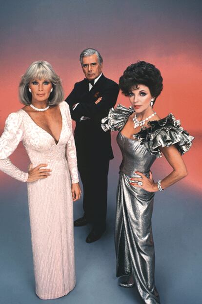 En la piel de Alexis, la mala de Dinastía, un personaje televisivo que le dio gran popularidad. Junto a ella, sus coprotagonistas en la serie, Linda Evans y John Forsythe.