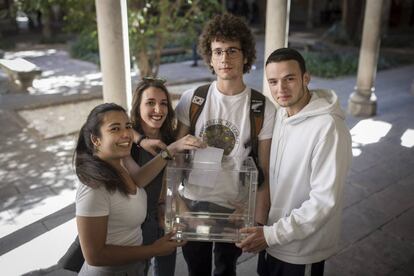 Los universitarios Martina, Helena, Roger y Óscar simulan una votación en urna.