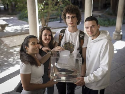 Los universitarios Martina, Helena, Roger y Óscar simulan una votación en urna.