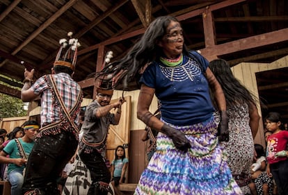 Las danzas en la fiesta celebran la resistencia del Pueblo de Sarayaku, su autonomía, su selva viviente y su gente. 