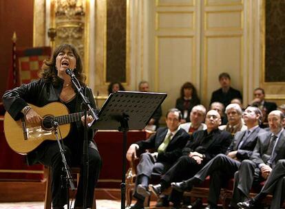 María del Mar Bonet interpretando <i>Què volen aquesta gent </i>en el homenaje a Enrique Ruano.