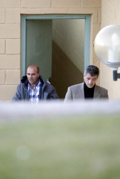 Gil Marín, junto a Pedro Pablo Matesanz, delegado del Atlético, a su salida del vestuario.