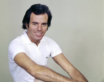 Hubo un tiempo en que el único polo era el de Lacoste. En la imagen, Julio Iglesias luce uno bien entallado a principios de los años 80.