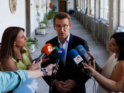 El presidente del PP, Alberto Núñez Feijóo, atiende este viernes a los medios de comunicación en los Cursos de Verano del PP en San Lorenzo de Escorial.