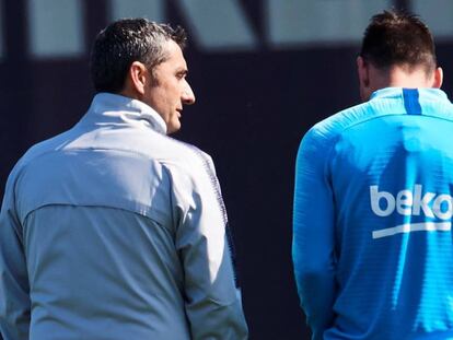 Valverde conversa con Messi, en el entrenamiento del Barcelona. 