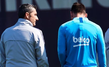 Valverde conversa con Messi, en el entrenamiento del Barcelona. 
