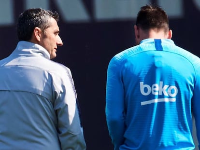 Valverde conversa con Messi, en el entrenamiento del Barcelona.