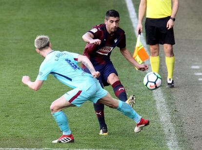 El centrocampista croata del Barcelona, Ivan Rakitic (i), pelea el balón frente al defensa del Eibar, José Ángel Valdés 'Cot'(i).