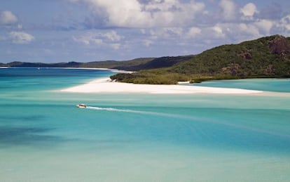 Un barco frente a la playa de Whitehaven, en el parque nacional de las islas Whitsunday (Australia). 