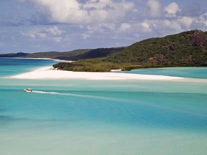 Un barco frente a la playa de Whitehaven, en el parque nacional de las islas Whitsunday (Australia). 