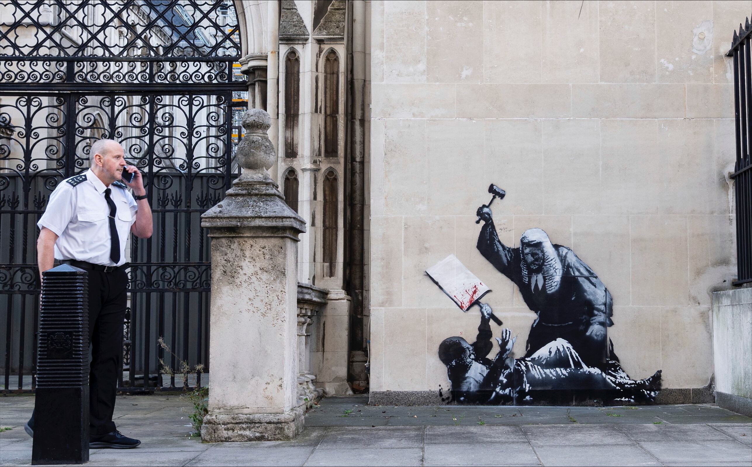 Banksy regresa a Londres con un mural en el que un juez golpea a un manifestante tirado en el suelo