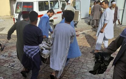 La provincia de Kunduz ha sido este viernes escenario de un atentado con al menos medio centenar de muertos en una mezquita chií durante la celebración de la oración del viernes. En la imagen, varias personas trasladan a un herido en el atentado.