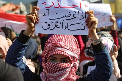 Una manifestante levanta una pancarta en la que se lee: "cuidado con la ira de las mujeres iraquíes". Las marchas, repletas de mujeres jóvenes con pañuelos rosa en la cabeza que proclamaban "¡patria, estas son tus hijas!", salieron en Bagdad y al menos otras cinco provincias del sur del país en respuesta a convocatorias lanzadas en las redes sociales.