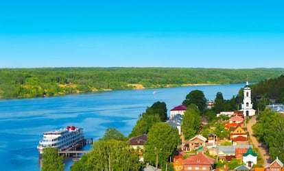 Un crucero fluvial recala en una pequeña ciudad rusa en el curso del río Volga.