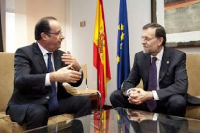 El presidente del Gobierno español, Mariano Rajoy (d), conversa con el presidente francés, François Hollande,  durante la reunión bilateral que han mantenido en Bruselas antes de la nueva sesión del Consejo Europeo.