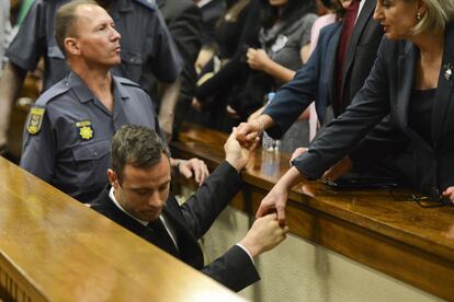 Oscar Pistorius, se despide de su familia, tras ser condenado a una pena de cinco a?os de prisin como culpable de un delito de homicidio por matar a tiros a su novia, la modelo Reeva Steenkamp, sentencia que pone punto y final a un juicio que ha durado ms de siete meses.