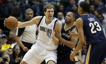 Nowitzki defiende el balón en el partido frente a los Pelicans. 