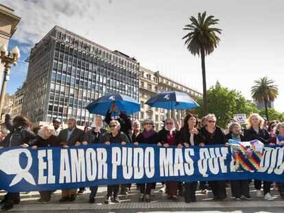 Madres de Plaza de Mayo y artistas argentinas en la ronda del jueves 20 de octubre.