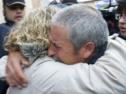 La madre de Sandra Palo abraza al padre de Cristina Martín de la Sierra, ayer en el juzgado de Seseña.