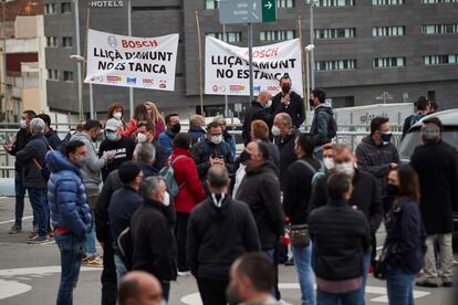 Trabajadores de la fábrica de Bosch Sistemas de Frenado de Lliçà d'Amunt (Barcelona), protestan contra el cierre de la misma.