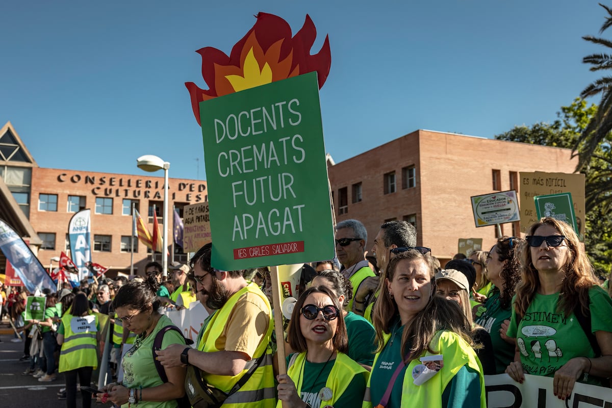 Los profesores valencianos optan por suspender temporalmente la huelga indefinida y rechazan el acuerdo con Educación