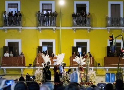 El paso del Cristo de la Sentencia de La Macarena a la salida del templo para iniciar su estación de penitencia en la Madrugá de este Viernes Santo.