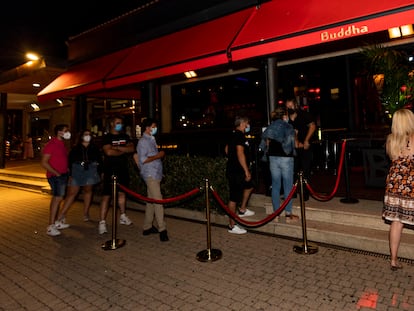 Cola para acceder a un local en Sansenxo, a 16 de julio de 2021, en Pontevedra.