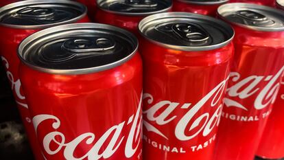 Latas de Coca-Cola en un mercado de Polonia.