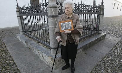 Pepita Pati&ntilde;o, cuya vida ha inspirado la pel&iacute;cula &#039;La voz dormida&#039;, posa en C&oacute;rdoba con una foto de ella y su marido, Jaime Cuello.