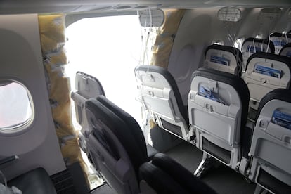 El interior del Boeing 737-9 Max del vuelo 1282 de Alaska Airlines, tras perder una pieza y aterrizar en Portland, Oregón, el pasado 7 de enero.