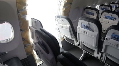 El interior del Boeing 737-9 Max del vuelo 1282 de Alaska Airlines, tras perder una pieza y aterrizar en Portland, Oregón, el pasado 7 de enero.