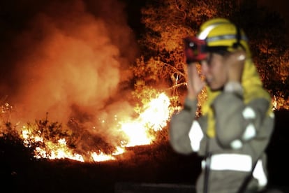 Continúa sin control el incendio que se ha originado, con varios focos sobre las 8 de la tarde, junto a la aldea de Barbudo, en el municipio de Ponte Caldelas