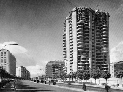 Construcción de Torres Blancas en la avenida de América, antigua carretera de Barcelona, en una imagen datada entre 1965 y 1968.