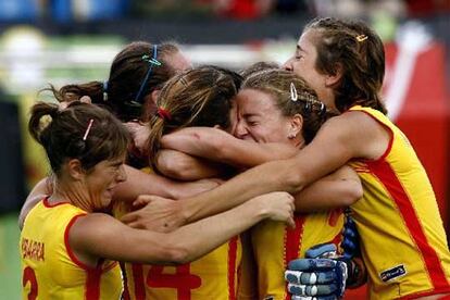 La selección femenina de hockey hierba ha hecho historia hoy en Madrid al clasificarse por primera vez para las semifinales de la Copa del Mundo. Su triunfo de ayer contra India hizo que el reto de hoy fuera más asequible. Sólo hacía falta sumar un punto, el que han sumado gracias a un empate a un gol ante Inglaterra.