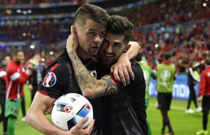 Sentido abrao entre  Andi Lila (I) y Elseid Hysaj después de la victoria ante Rumania. 