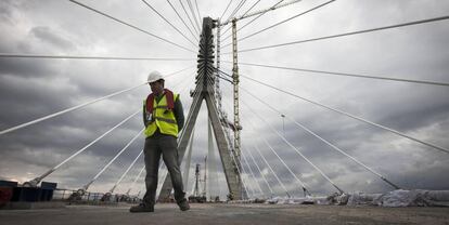 Un trabajador en la obra del puente de la Bahía de Cádiz, en imagen de 2015.