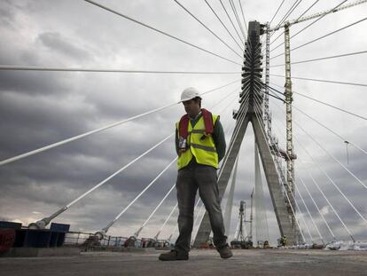 Un trabajador en la obra del puente de la Bahía de Cádiz, en imagen de 2015.