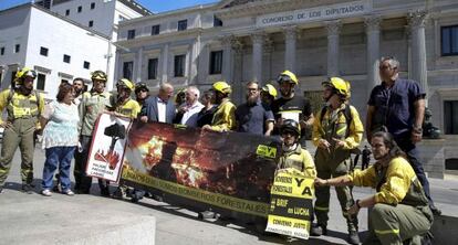 Diputados del PSOE, IU y UPyD, respaldan a los trabajadores de las BRIF en una protesta ante el Congreso.