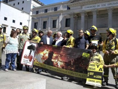 Diputados del PSOE, IU y UPyD, respaldan a los trabajadores de las BRIF en una protesta ante el Congreso.