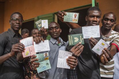 Jóvenes nigerinos enseñan orgullosos su pasaporte y su carta electoral, a la que un gran número de personas no pudo tener acceso por distintas circunstancias. Su orgullo por ejercer su derecho demuestra que la política es un tema recurrente e importante para la población nigerina y así lo demostró en el primer turno, con una alta participación, del 67%.