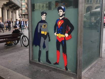 Los superhéroes Márquez y Rossi en la plaza Cataluña de Barcelona